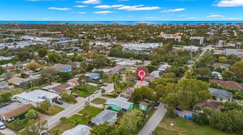 1075 Rordon Ave, Naples FL  34103-4570 exterior