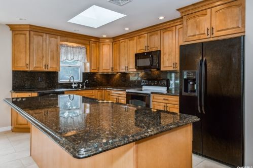15 Cardiff Ct, Huntington Station, NY 11746-4412