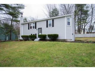 27 Maple St, Newmarket, NH 03857-1823