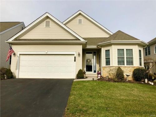8 Glenmoor Cir, Easton, PA 18045-2177