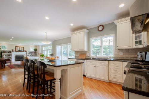 32 Carriage House Ln, Little Silver NJ  07739-1729 exterior