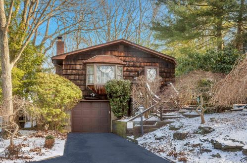 21 Woodvale Ave, San Remo, NY 11754-1025