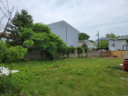 75 Lafayette Rd, Babylon, NY 11704-5658