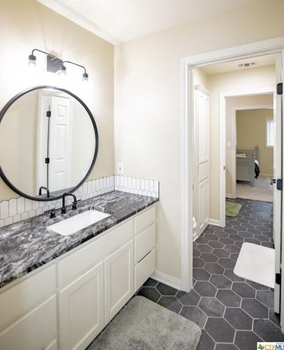 101 Legend Dr, Victoria TX  77904-3854 exterior