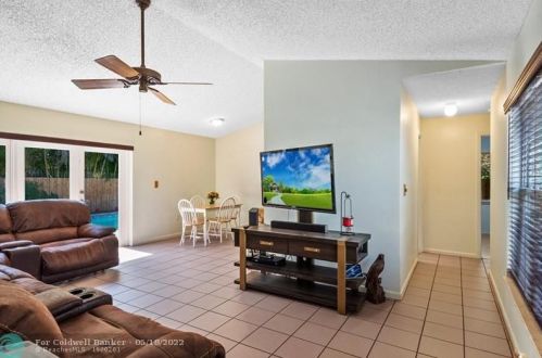 19621 58 Ave, Hialeah FL  33015-4909 exterior