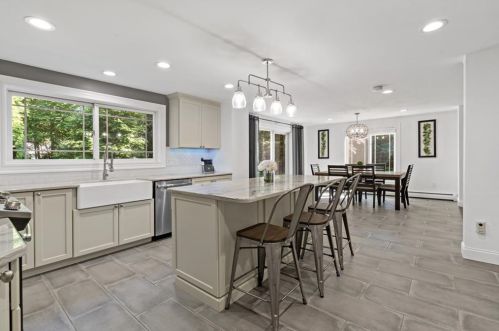 62 Demello Dr, Tiverton RI  02878-2770 exterior