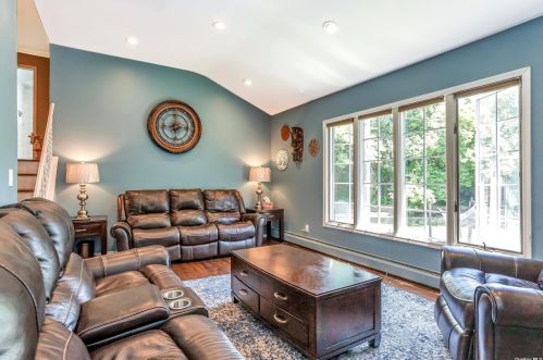 6 Stuart Ct, Huntington Station NY  11746-4237 exterior