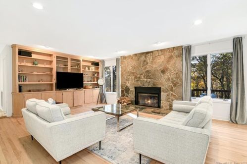 321 Blackberry Dr, Stamford CT  06903-1237 exterior