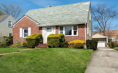 57 Daley St, New Hyde Park, NY 11040-3603