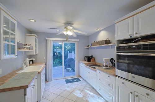 20 Hemlock Ct, Fishkill NY  12524-2618 exterior