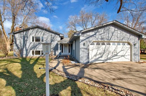 9867 Dakota Rd, Minneapolis, MN 55438-1748