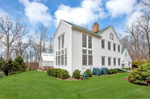175 Shore Dr, Tompkins Corners, NY 10579-1933