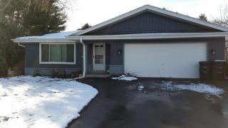 665 Cloverleaf Ct, Oconomowoc, WI 53066-2324