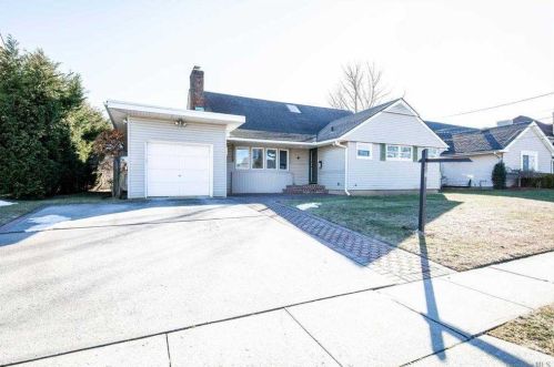 17 Thompson Dr, East Rockaway, NY 11518-2116