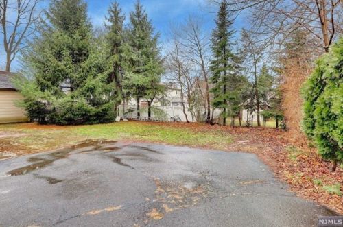 151 Continental Ave, River Edge NJ  07661-2217 exterior
