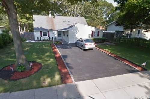 115 Scotchpine Dr, Hauppauge, NY 11749-1645