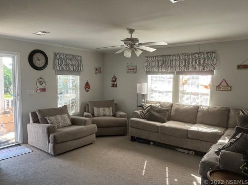 5266 Pineland Ave, Daytona Beach FL  32127-8218 exterior