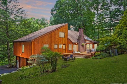 128 Apple Valley Rd, Stamford, CT 06903-1331