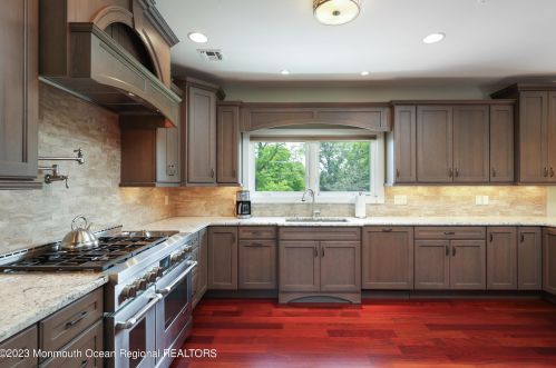 8 Benton Ave, Leonardo NJ  07737-1403 exterior