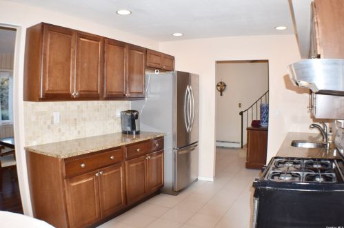 4 Valley Forge Dr, Wheatley Heights NY  11798-1215 exterior