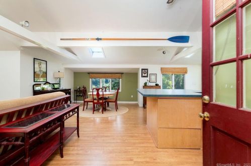 1 Bch Dr, Danbury CT  06812-3425 exterior