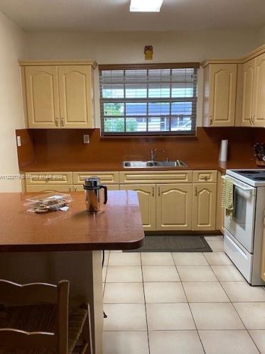 874 70th Pl, Hialeah FL  33014-5220 exterior