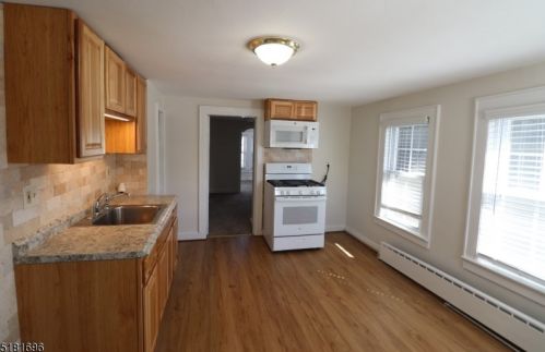 210 8 Ave, Manville NJ  08835-1233 exterior