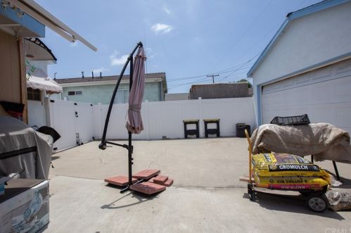 2125 Adriatic Ave, Long Beach CA 90810-3573 exterior