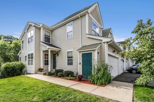 1401 Eaton Ct, Danbury, CT 06811-4053