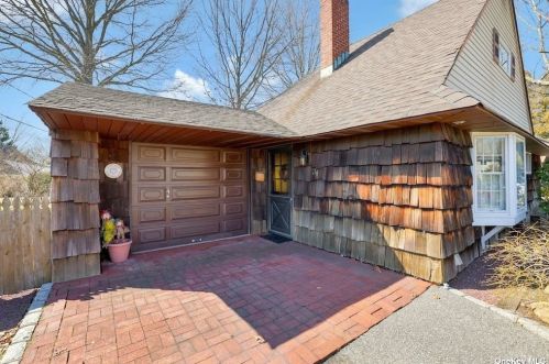 34 Flagstone Ln, Westbury NY  11590-6531 exterior