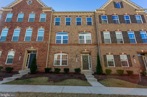 7085 Darbey Knoll Dr, Gainesville, VA 20155