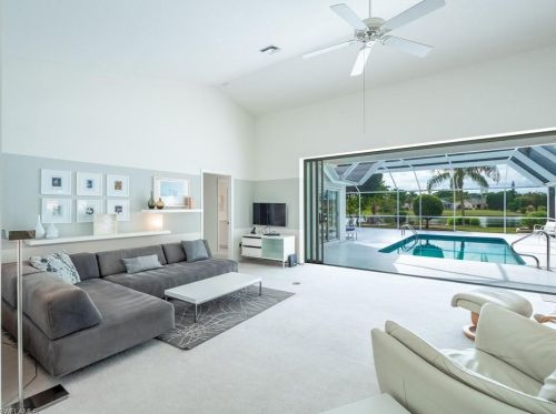 937 Marble Dr, Naples, FL 34104-0818