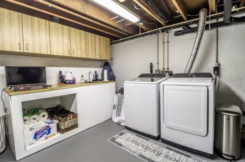 75 Candle Hill Rd, Danbury CT  06812-2412 exterior