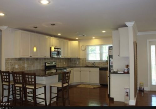 86 Lacey Ave, Gillette, NJ 07933-1407