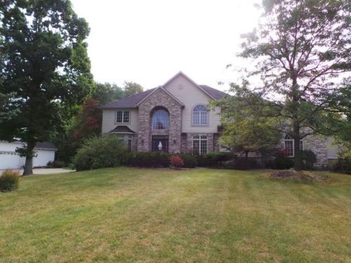 6701 Winston Ln, Cleveland, OH 44139-4695
