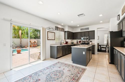 12607 Orangeblossom Ln, Riverside CA  92503-7059 exterior