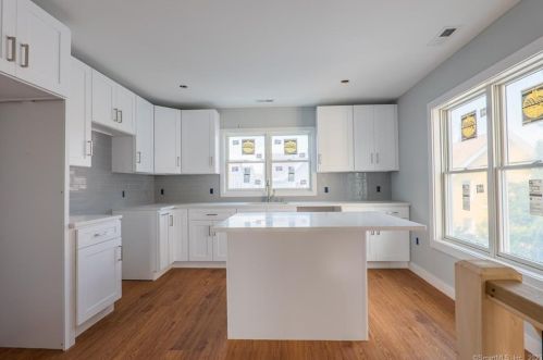 189 Arctic St, Bridgeport, CT 06608-1829