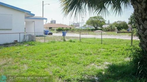 594 5 St, West Palm Beach FL  33404-7402 exterior