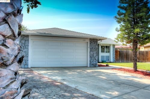 1533 Camelia Ct, Oakley, CA 94561-1909