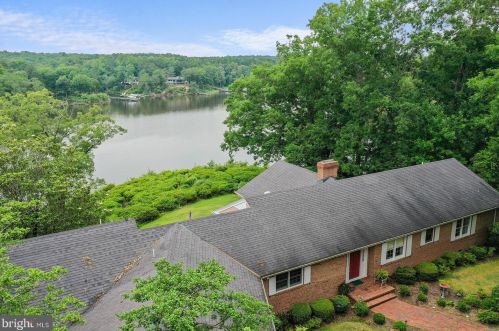 96 Otter Cove Ln, Weems, VA 22576-2144