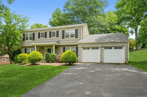 12 Burlington Ave, Airmont, NY 10901-7420