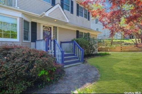 111 Rosewood Rd, San Remo, NY 11754-2417