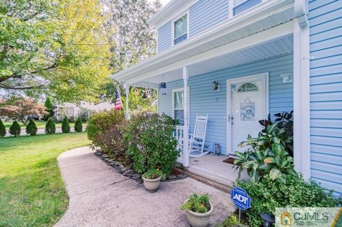18 Main St, Helmetta, NJ 08828-1211