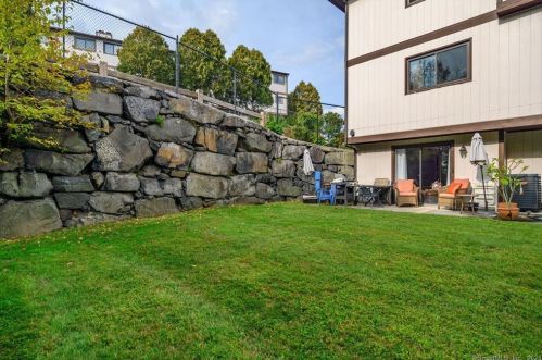27 Crows Nest Ln, Danbury CT  06810-7056 exterior