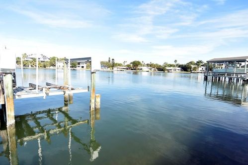 3700 Maritana Dr, Saint Petersburg, FL 33706-3920