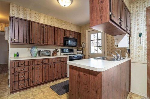 56 Cir Dr, Elwood NY  11731-1211 exterior