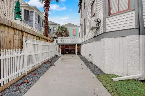 313 14, Galveston TX 77550-8226 exterior