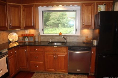 84 Columbine Dr, Bridgeport CT  06611-4603 exterior