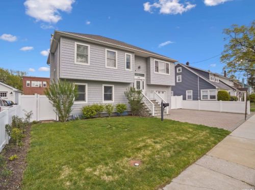 254 Ivy Ave, Westbury, NY 11590-1914