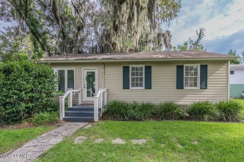911 Laudonniere St, Beaufort, SC 29902-4017